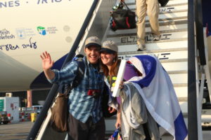 A happy couple makes aliyah as part of El Al Flight LY 3004 on July 22. Credit: Sasson Tiram.